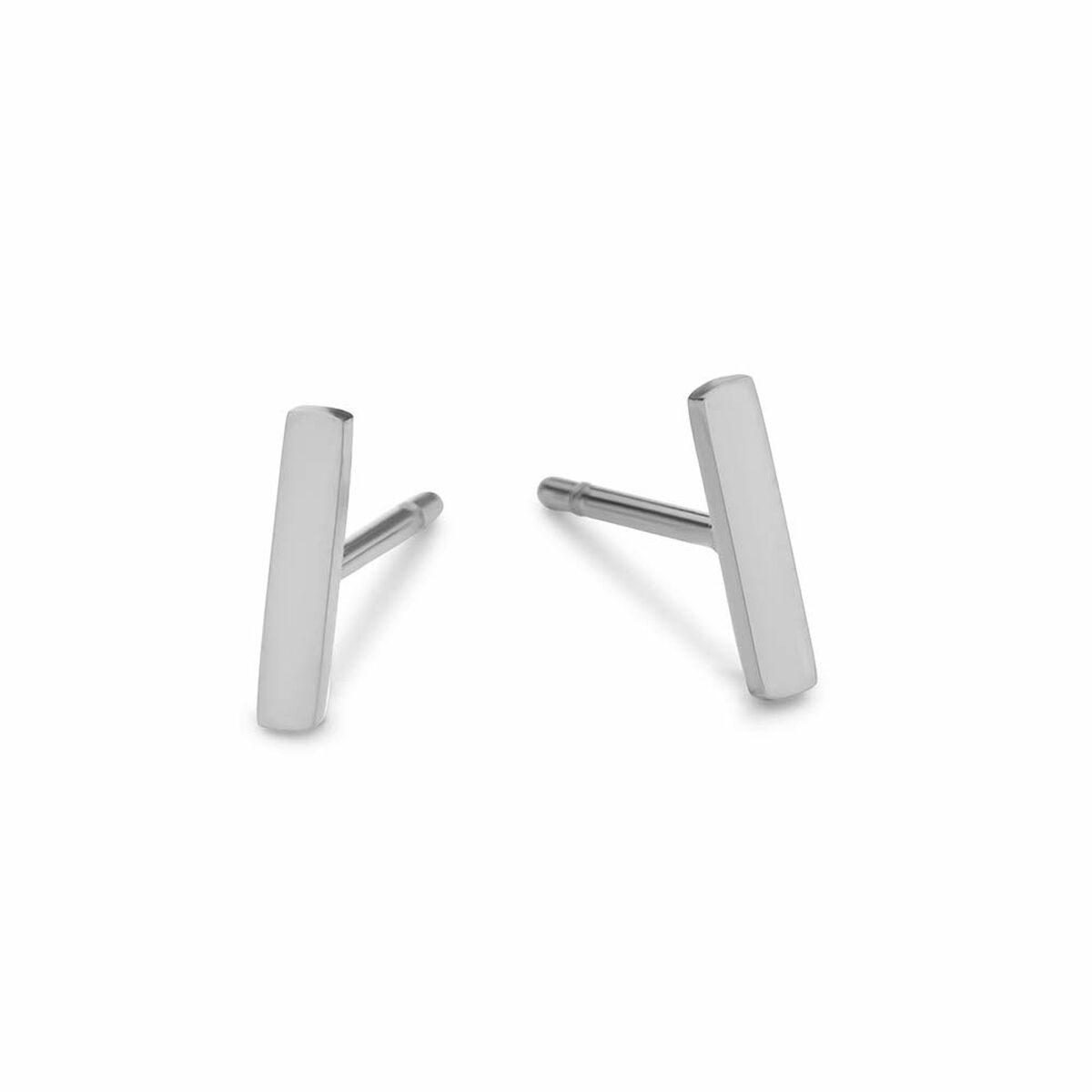Detail van de zilverkleurige CO88 Collection oorbellen met elegante afwerking en strakke vorm.