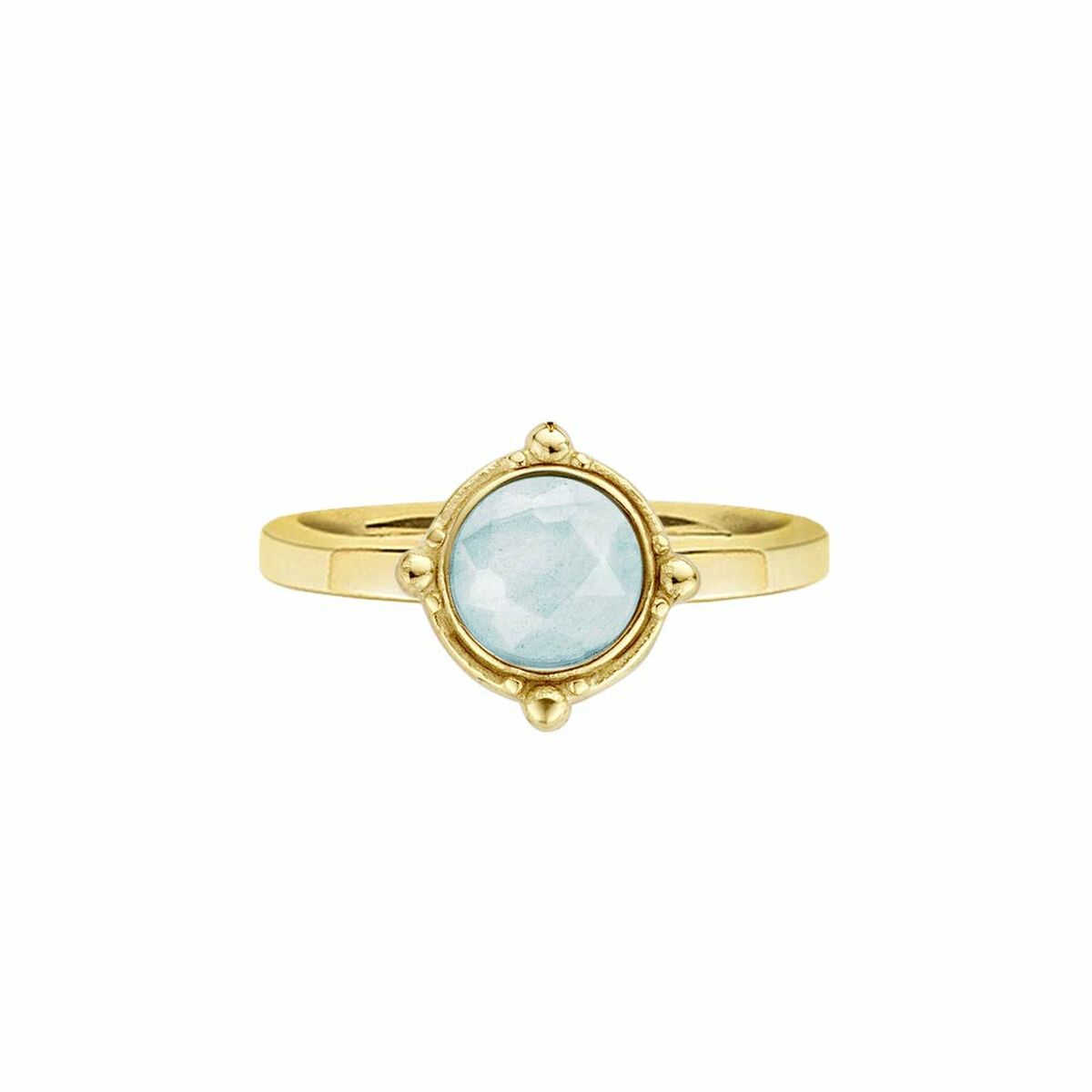 Detail van de CO88 Collection gouden ring met een facetterende blauwe steen.