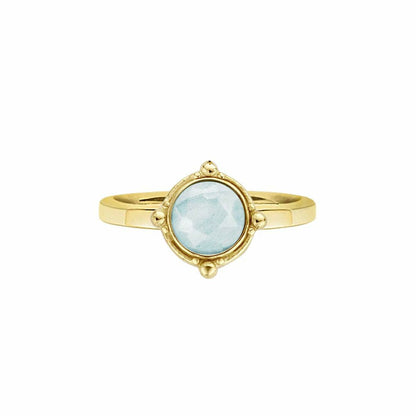 Detail van de CO88 Collection gouden ring met een facetterende blauwe steen.