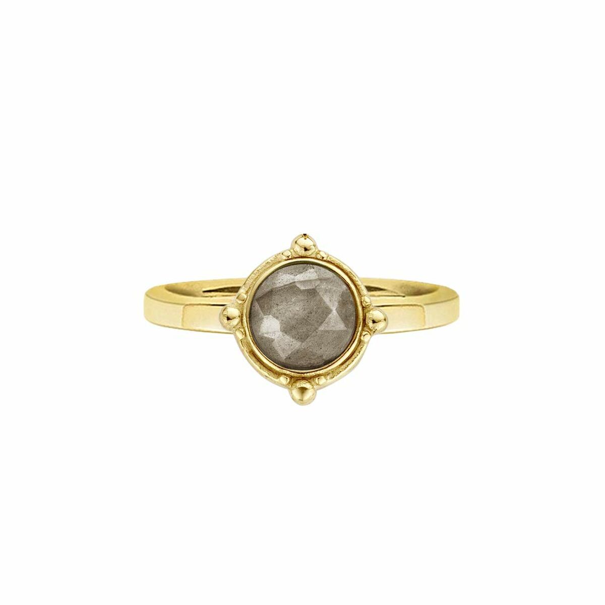 Detail van de gouden CO88 Collection ring met een facetteerde steen in het midden.