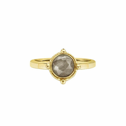 Detail van de gouden CO88 Collection ring met een facetteerde steen in het midden.