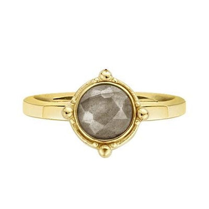 Gouden CO88 Collection ring met elegante, facetterende steen in het midden.