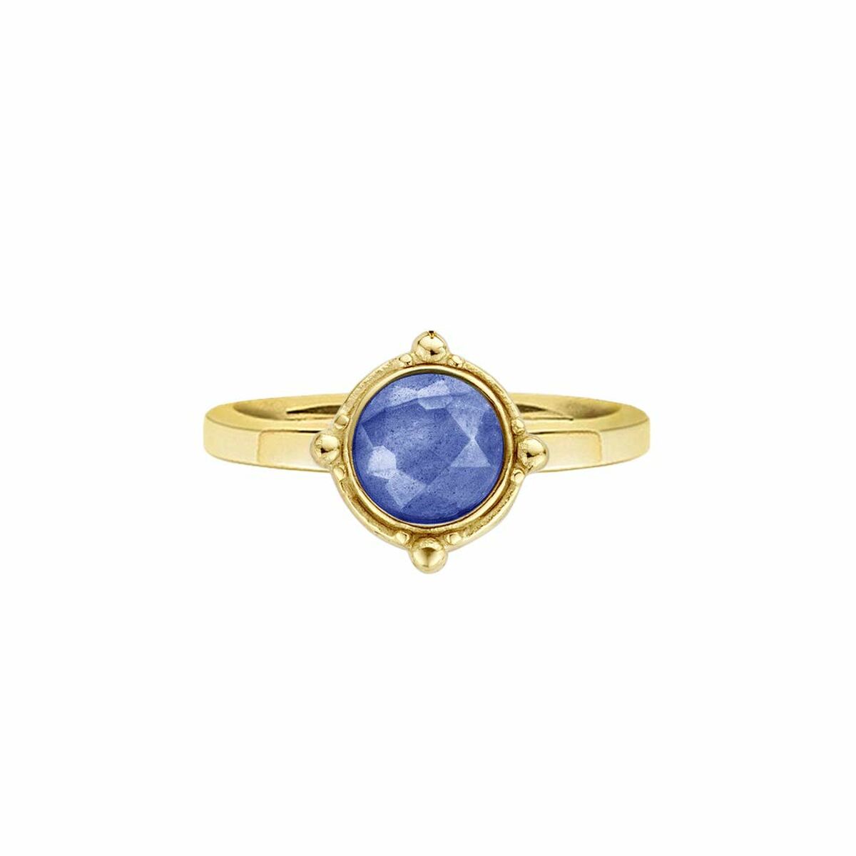 Close-up van de CO88 Collection ring met een blauwe steen en gouden setting.