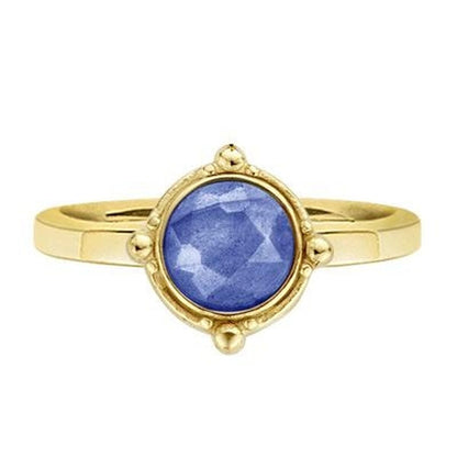 Gouden ring van CO88 Collection met blauwe edelsteen in elegante stijl.