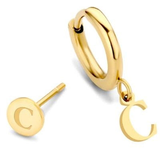 Gouden CO88 Collection oorbellen met elegant design en hangende 'C'-letter.