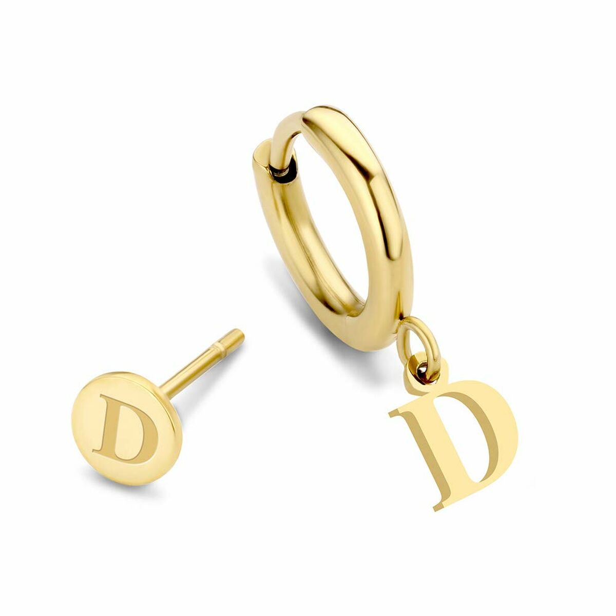 Detail van de gouden CO88 Collection oorbellen met een hangende letter D en een stud.