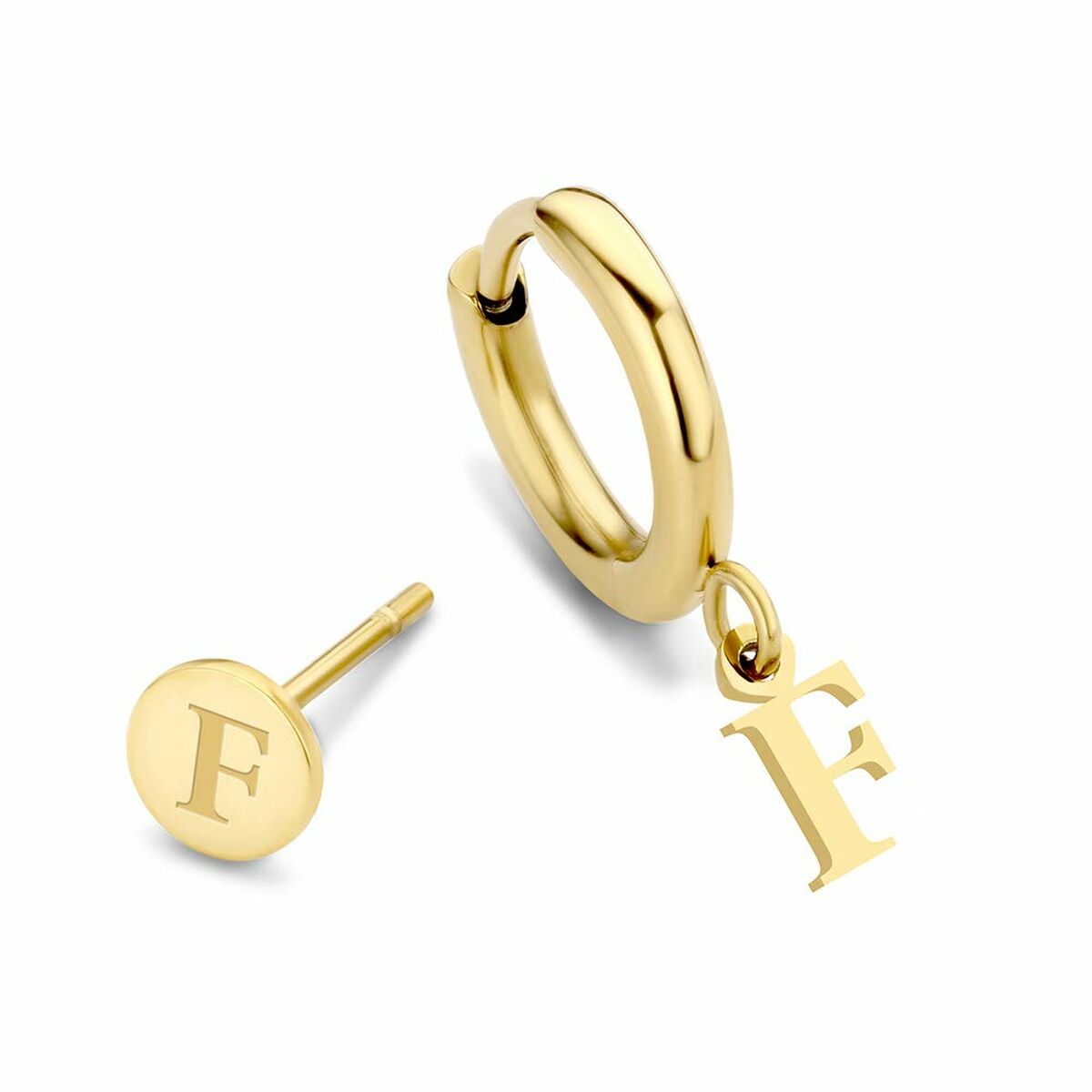 Detail van de gouden CO88 Collection oorbellen met een hangend letter F-symbool.