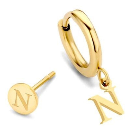 Gouden CO88 Collection oorbellen met een elegant ontwerp en een hangende letter N.