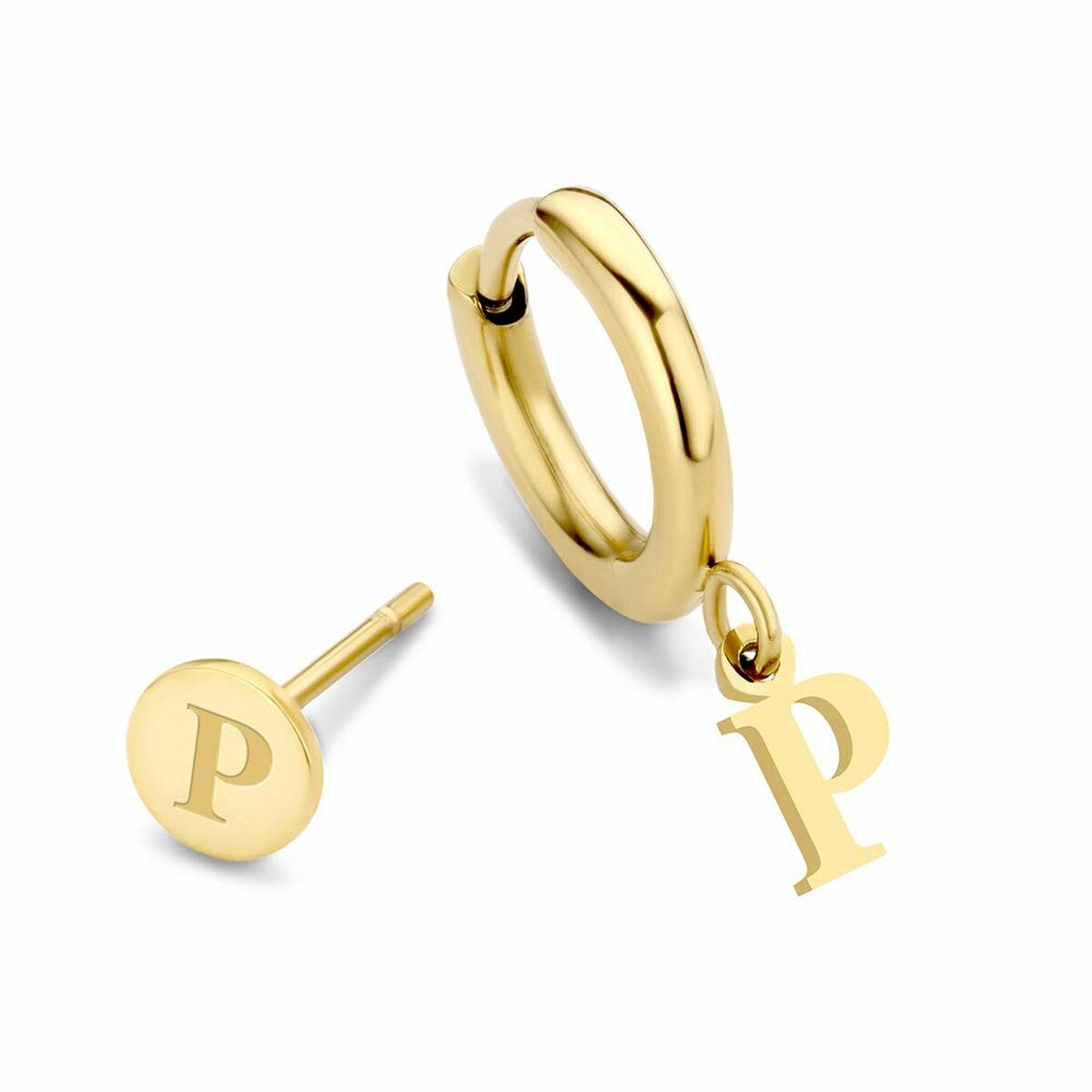 Detail van de gouden CO88 Collection oorbellen met elegante hangers en studs.