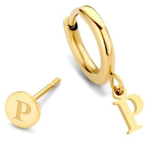Gouden CO88 Collection oorbellen met verfijnde elegantie en hangende letter P.
