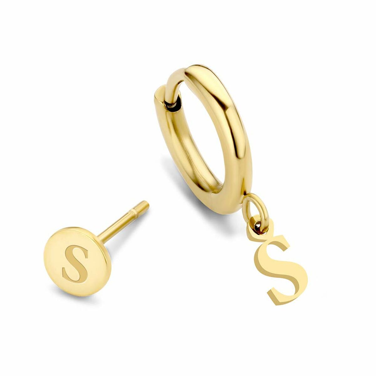 Detail van de gouden CO88 Collection oorbellen met hangende letter S en stud ontwerp.