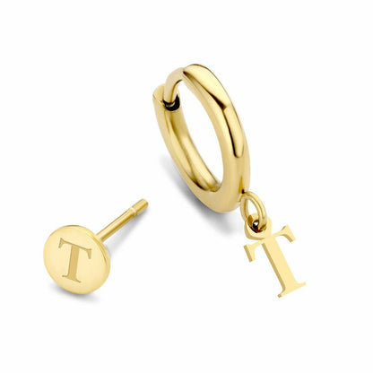 Detail van de gouden CO88 Collection oorbellen met een elegante letter T hanger.