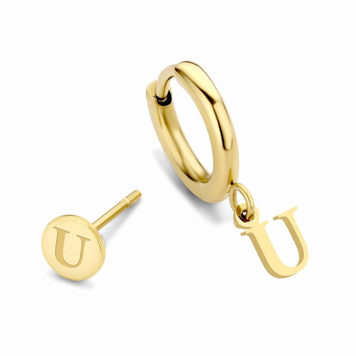 Close-up van de gouden CO88 Collection oorbellen met een elegante letter U hanger.