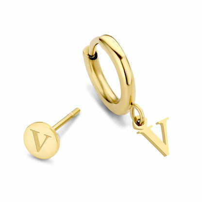 Detail van de gouden CO88 Collection oorbellen met een elegante V-hanger en ronde stud.