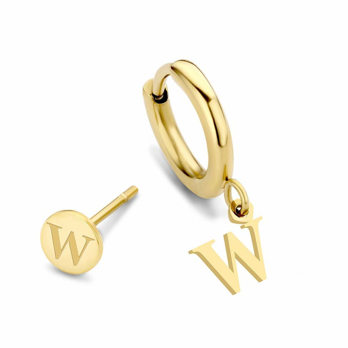 Detail van de CO88 Collection oorbellen met gouden afwerking en letter W.