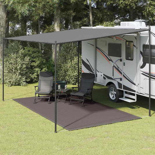 vidaXL tenttapijt 250x450 cm in antraciet onder een caravanluifel met stoelen.