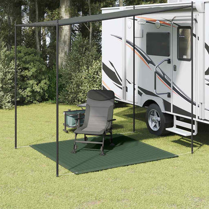 Donkergroen vidaXL tenttapijt van 200x200 cm onder een caravanluifel met een stoel.
