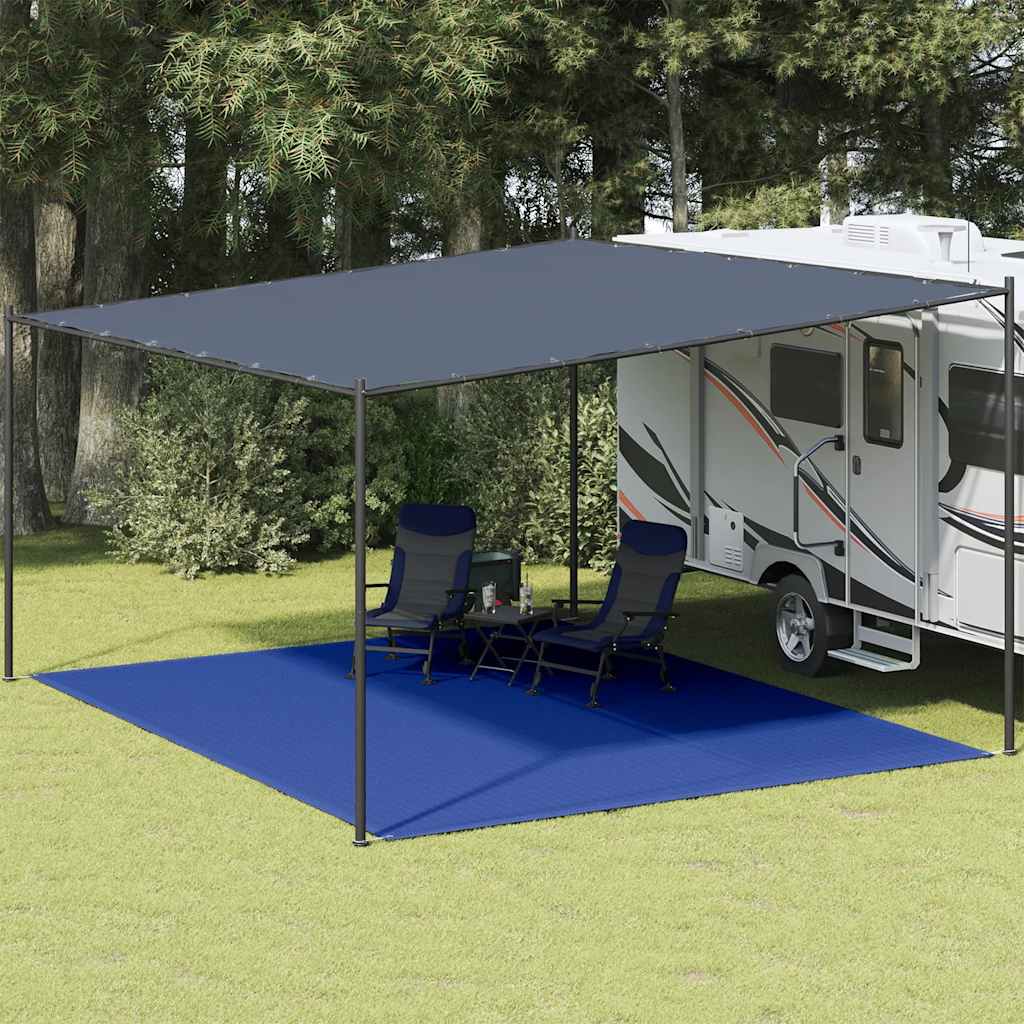 Blauw vidaXL tenttapijt van 400x500 cm onder een caravanluifel met stoelen.
