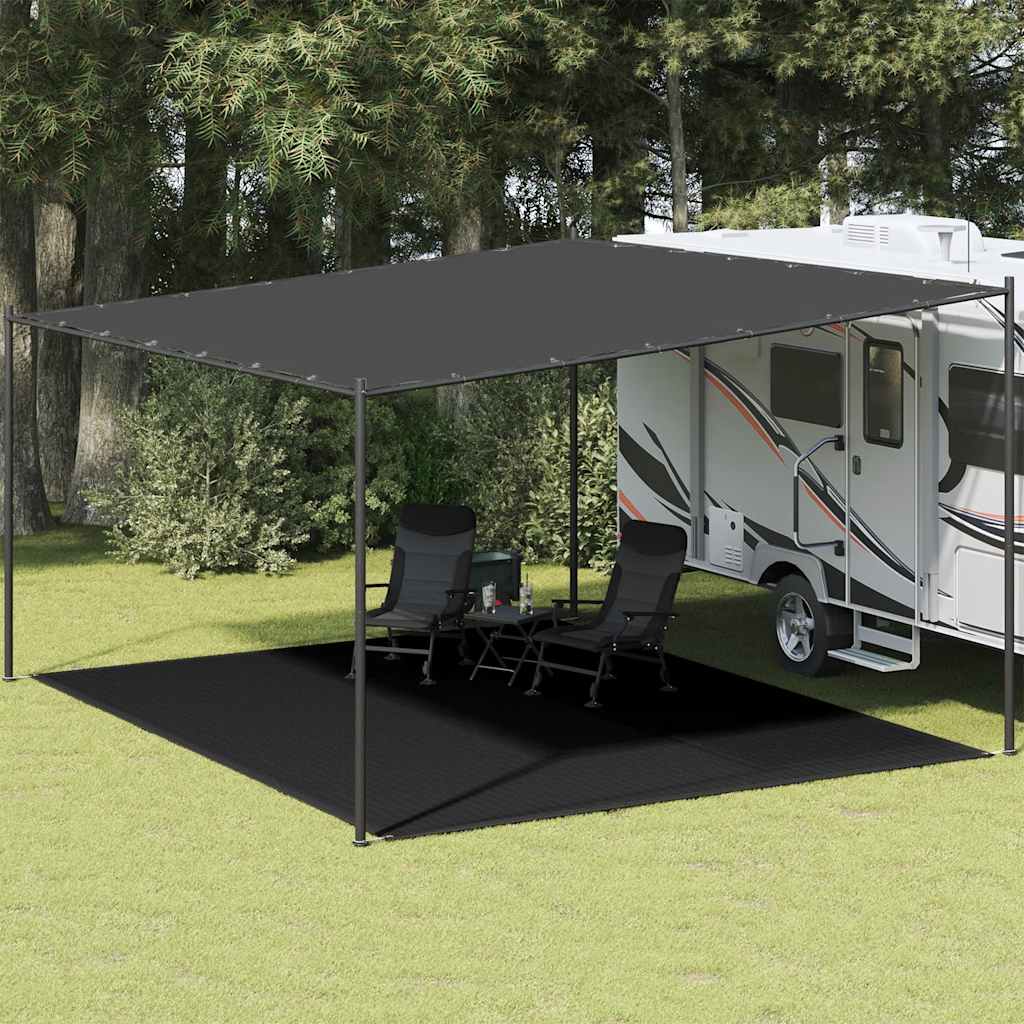 Zwart vidaXL tenttapijt van 400x500 cm onder een caravanluifel met stoelen en tafel.