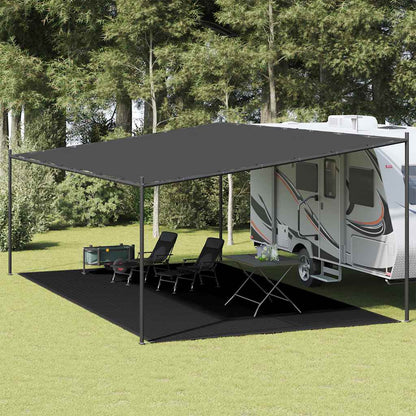 vidaXL Tenttapijt 400x800 cm in zwart, geplaatst onder een luifel bij een caravan.