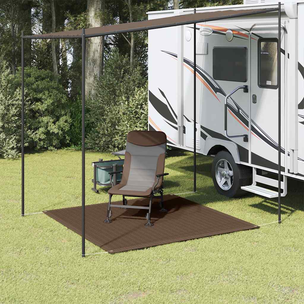 vidaXL tenttapijt 250x250 cm bruin, geplaatst onder een caravanluifel met een stoel erop.