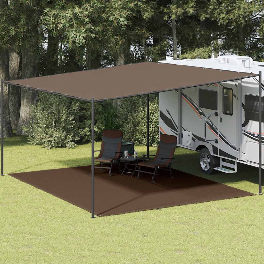 vidaXL tenttapijt 400x500 cm bruin, geplaatst onder een caravanluifel met stoelen.
