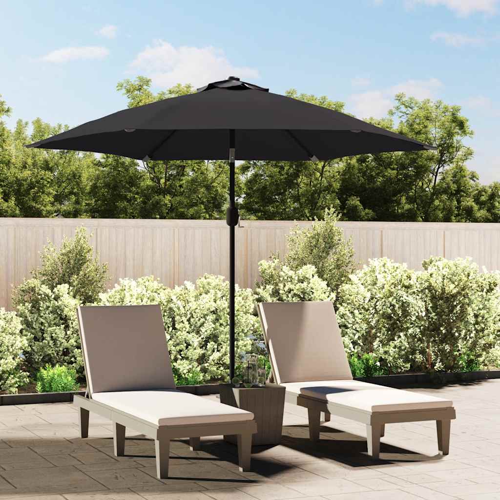Zwarte vidaXL parasol met UV-bescherming boven twee ligstoelen in een tuin.