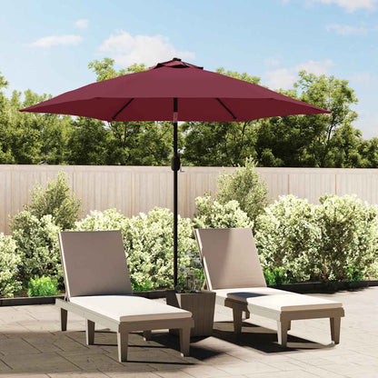 Bordeauxrode vidaXL parasol van 300 cm boven twee ligstoelen in een tuin.