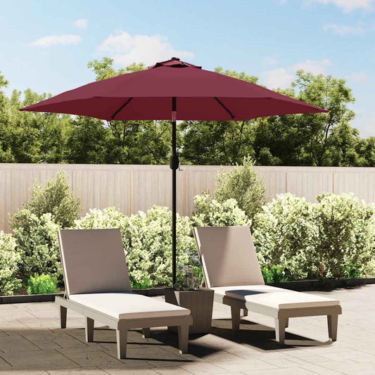Bordeauxrode vidaXL parasol van 300 cm boven twee ligstoelen in een tuin.