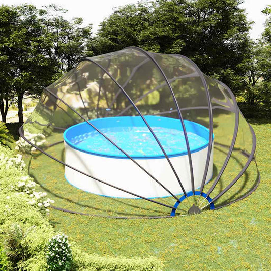 vidaXL zwembadkoepel 559x275 cm met transparante bescherming rond een zwembad in de tuin.