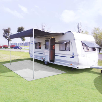 Wit vidaXL tenttapijt van 100x1000 cm onder een caravan op gras.
