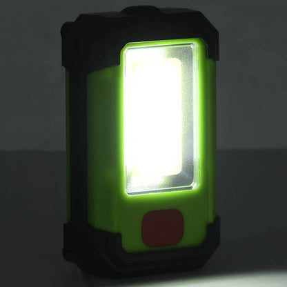 Detail van de vidaXL draagbare solar LED lamp met helder koudwit licht en groene behuizing.