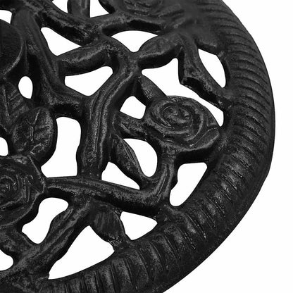 Detail van het decoratieve bloemenpatroon op de zwarte vidaXL parasolvoet.