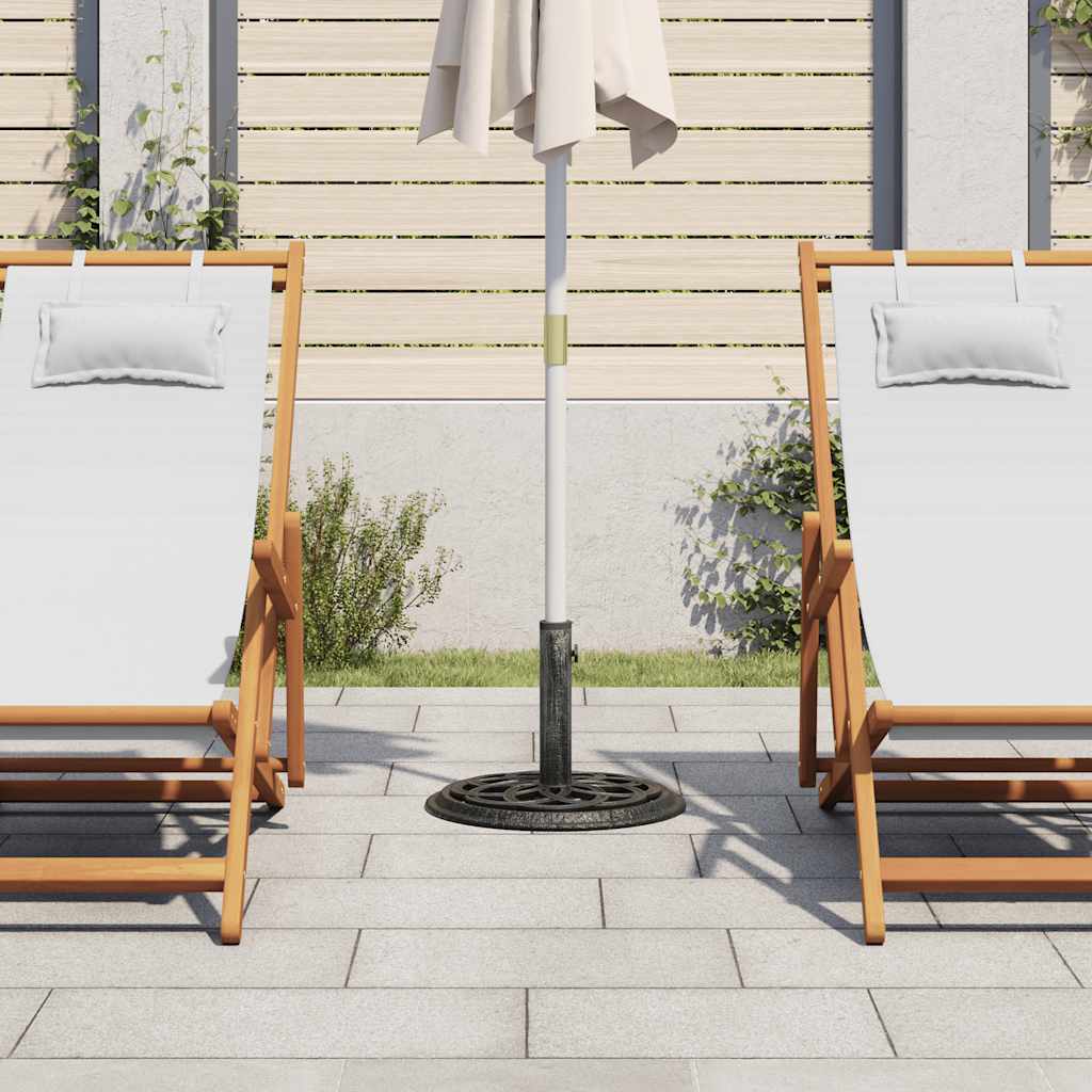 Detail van de vidaXL gietijzeren parasolvoet met parasol in een buitenruimte.