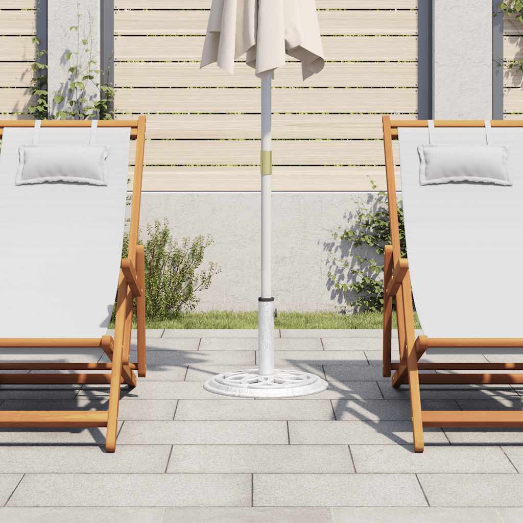 Detail van de vidaXL parasolvoet in wit, met een parasol en ligstoelen op de achtergrond.