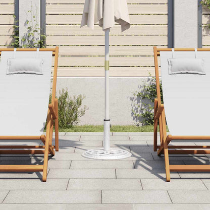 Detail van de vidaXL parasolvoet in wit, met een parasol en ligstoelen op de achtergrond.