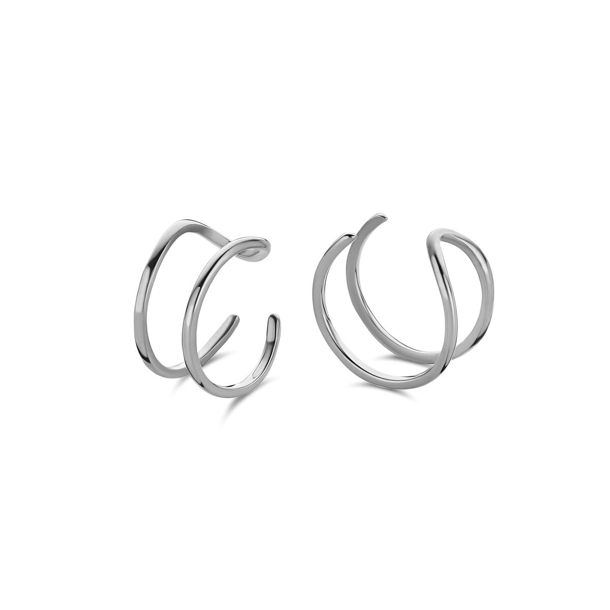 Zilverkleurige CO88 Collection oorbellen met een elegant, golvend design in zijaanzicht.