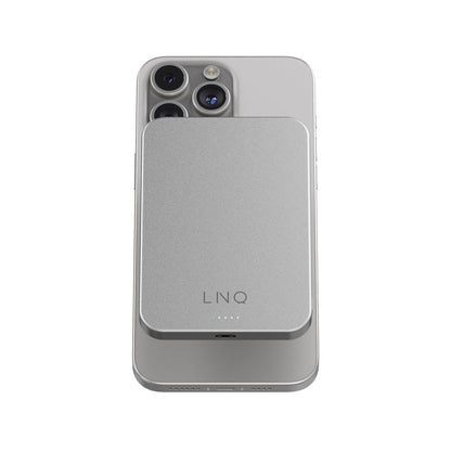 Zilverkleurige Linq Byelements Powerbank 5000 mAh op een smartphone, met draadloze oplaadfunctie.
