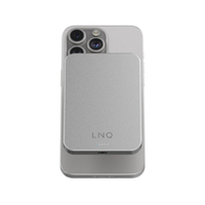 Zilverkleurige Linq Byelements Powerbank 5000 mAh, geplaatst op een smartphone.