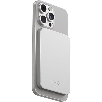 Zijaanzicht van de zilverkleurige Linq Byelements Powerbank 5000 mAh op een smartphone.