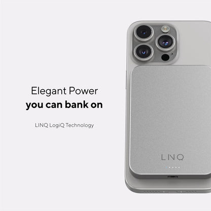 Detail van de zilverkleurige Linq Byelements Powerbank, bevestigd op een smartphone.