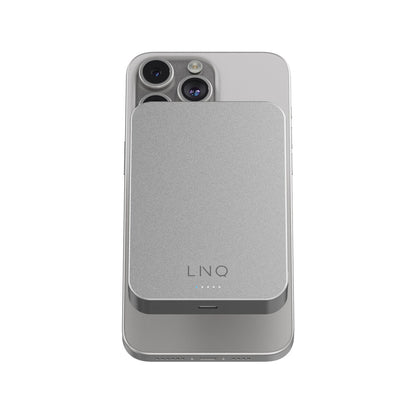 Zijaanzicht van de Linq Byelements powerbank 10000 mAh op een smartphone.