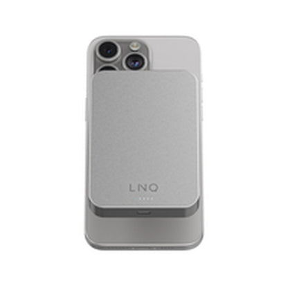 Zijaanzicht van de Linq Byelements powerbank, draadloos opladen op een smartphone.