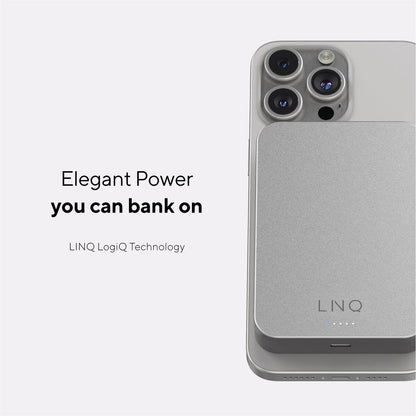 Detail van de Linq Byelements powerbank met LogiQ-technologie, bevestigd op een smartphone.