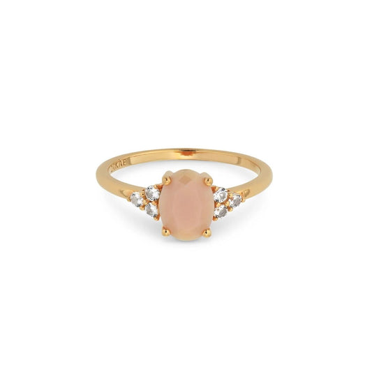 Elegant 24KAE damesring van 14 karaat goud met een ovale roze steen en sprankelende details.