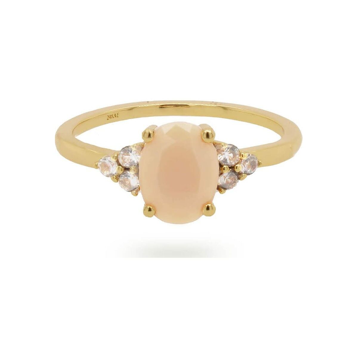Detail van de 24KAE gouden ring met een ovale steen en sprankelende zirkonia's.
