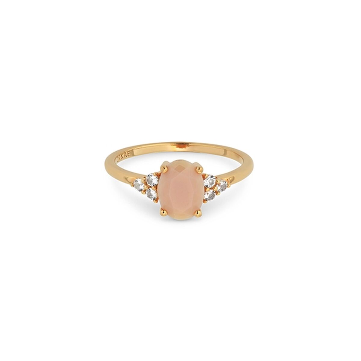 Elegante 24KAE gouden ring met een roze edelsteen en sprankelende zirkonia's.