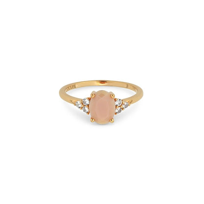 Elegante 24KAE gouden ring met een roze edelsteen en sprankelende zirkonia's.