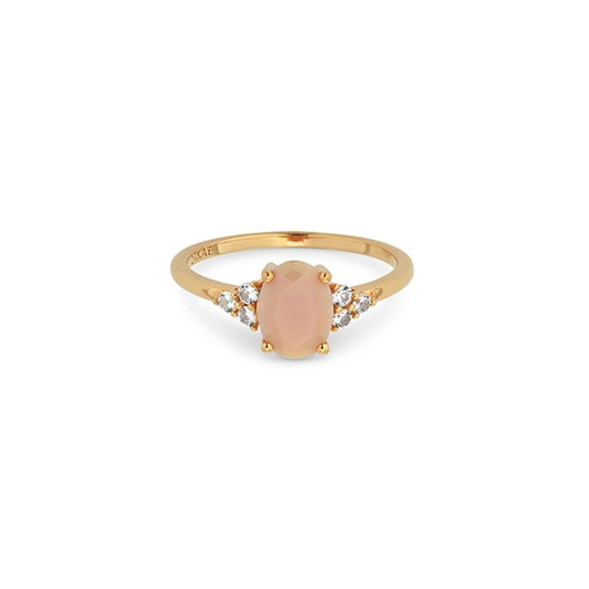 Elegante 24KAE gouden ring met een roze edelsteen en sprankelende zirkonia's.