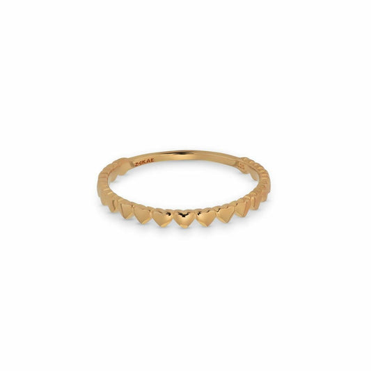 Stijlvolle 24KAE gouden ring met hartvormige details, elegant en tijdloos ontwerp.